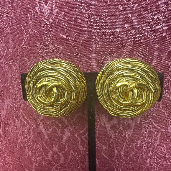 Chanel Vintage CC Woven Button Clip On Earrings 24k Gold Plated 94A Authentic - Picture 1 of 4